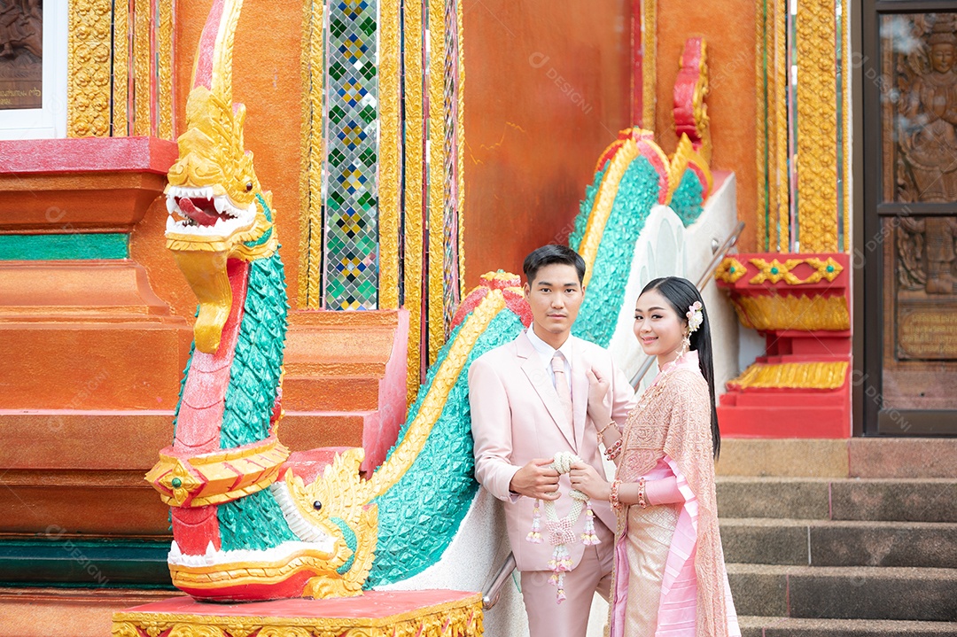 Casal Tailandês vestidos em traje tradicional da Tailândia