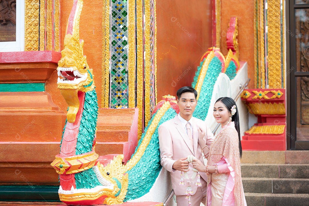 Casal Tailandês vestidos em traje tradicional da Tailândia