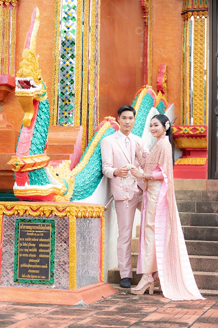 Casal Tailandês vestidos em traje tradicional da Tailândia