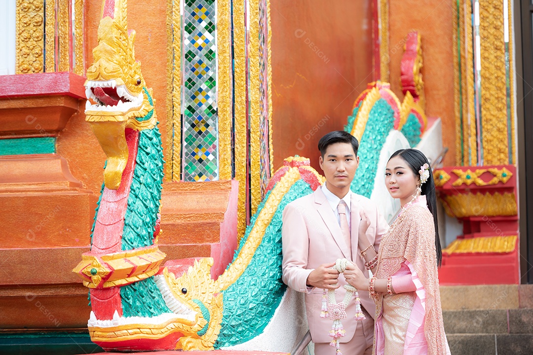 Casal Tailandês vestidos em traje tradicional da Tailândia