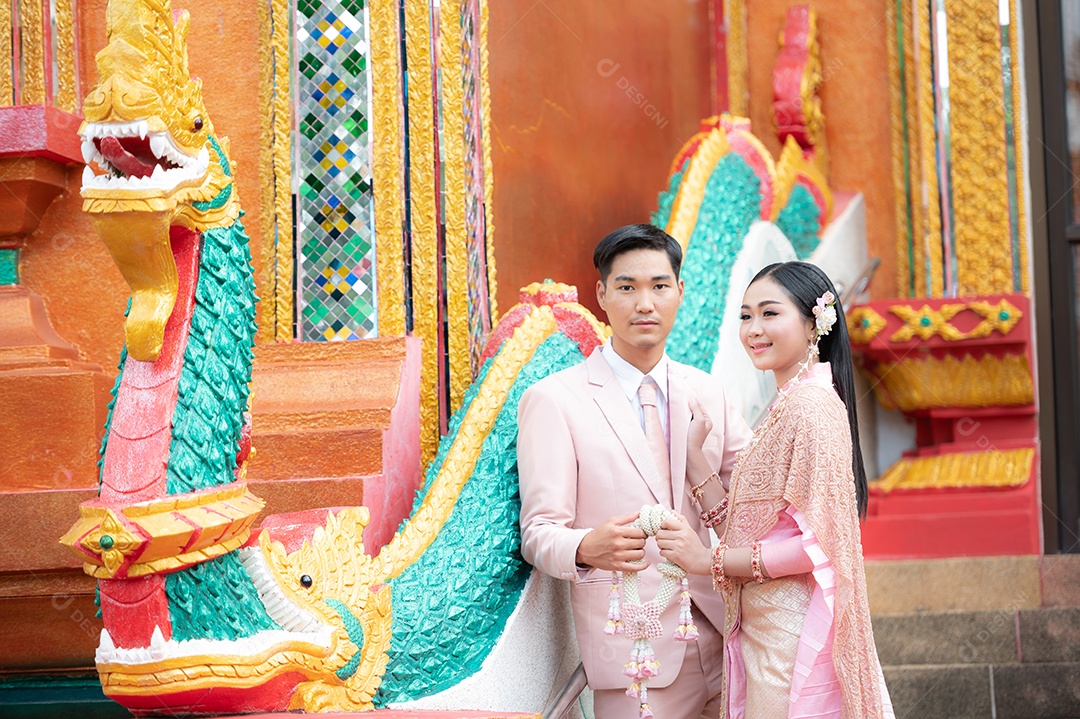 Casal Tailandês vestidos em traje tradicional da Tailândia