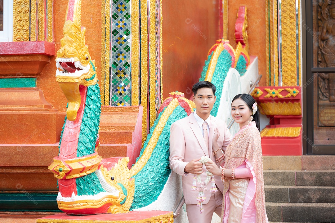 Casal Tailandês vestidos em traje tradicional da Tailândia