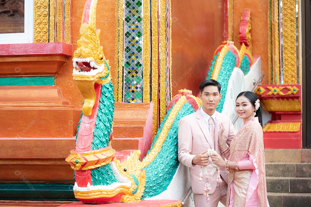 Casal Tailandês vestidos em traje tradicional da Tailândia