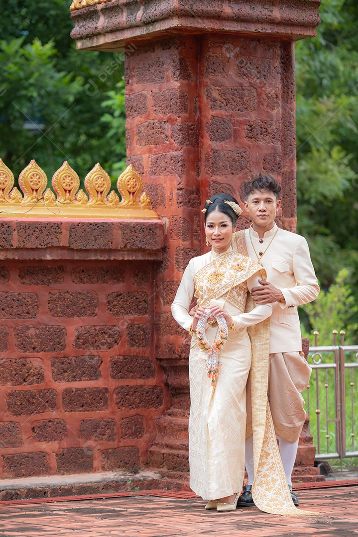 Casal Tailandês vestidos em traje tradicional da Tailândia