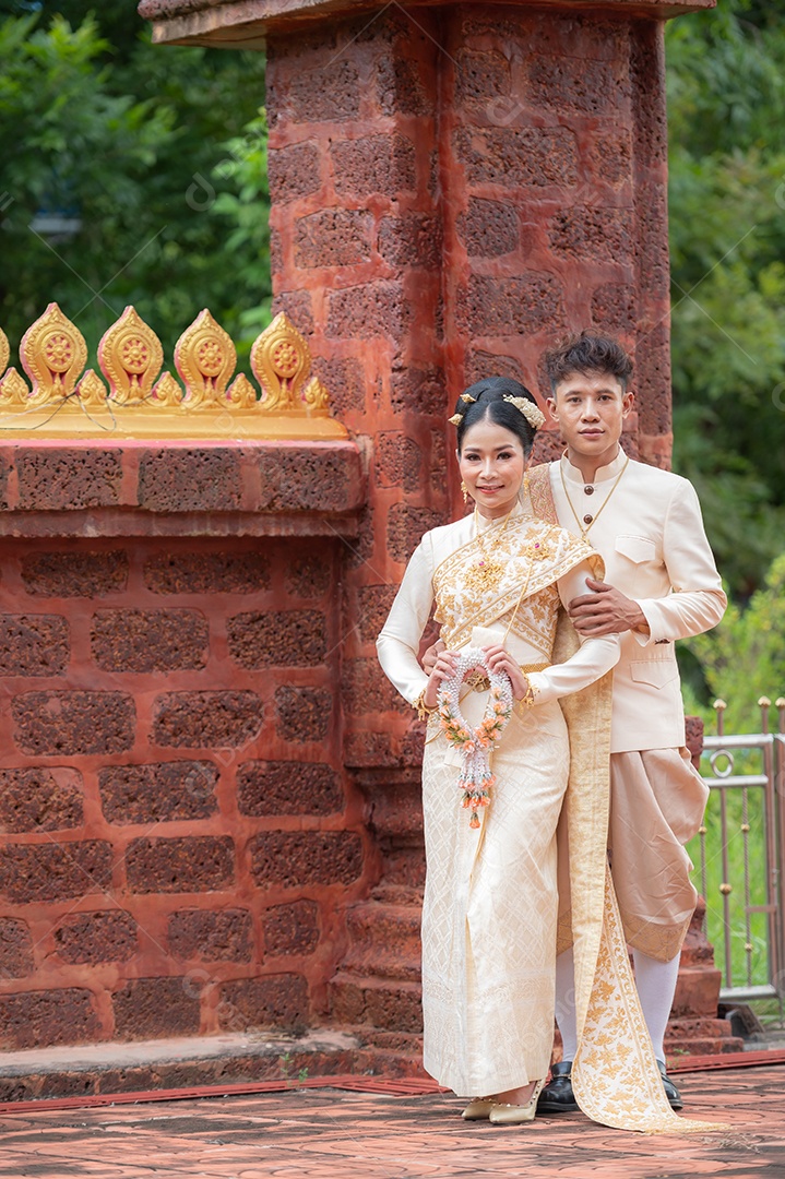 Casal Tailandês vestidos em traje tradicional da Tailândia