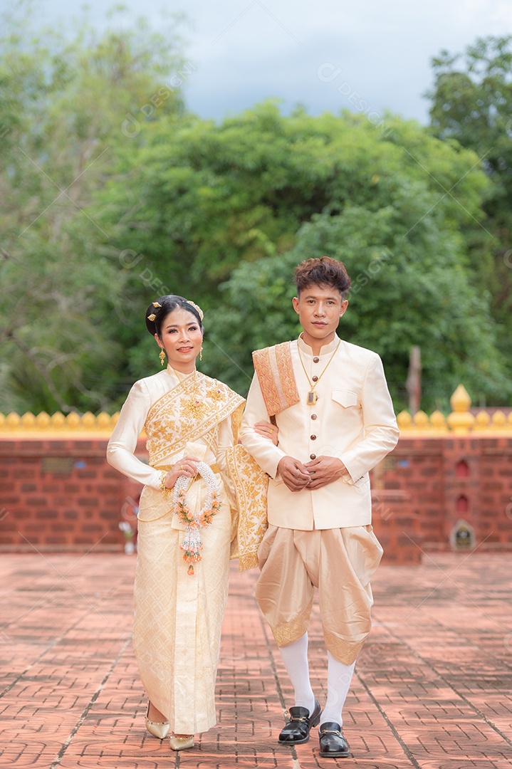 Casal Tailandês vestidos em traje tradicional da Tailândia