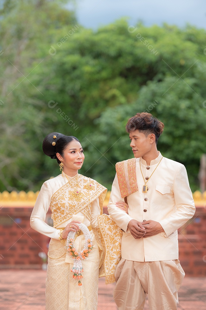 Casal Tailandês vestidos em traje tradicional da Tailândia