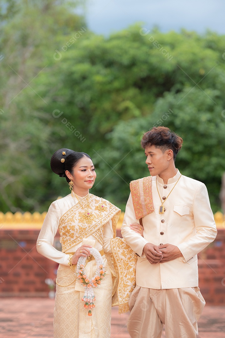 Casal Tailandês vestidos em traje tradicional da Tailândia