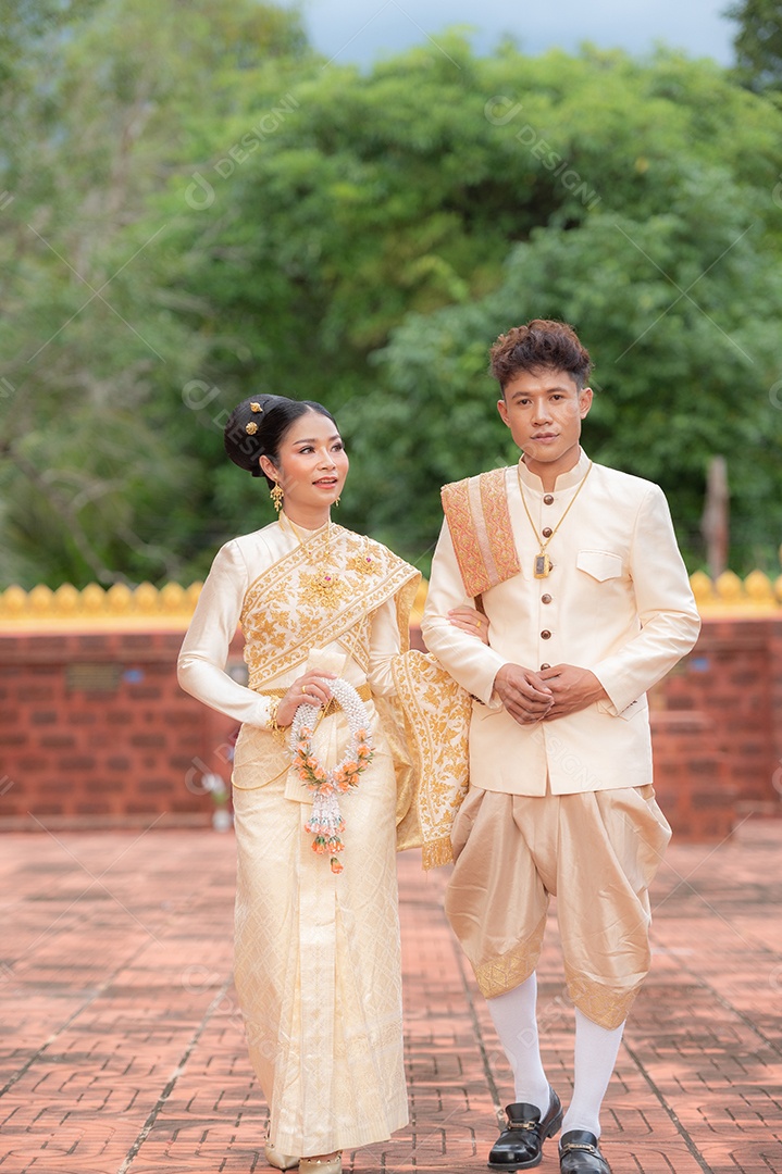 Casal Tailandês vestidos em traje tradicional da Tailândia