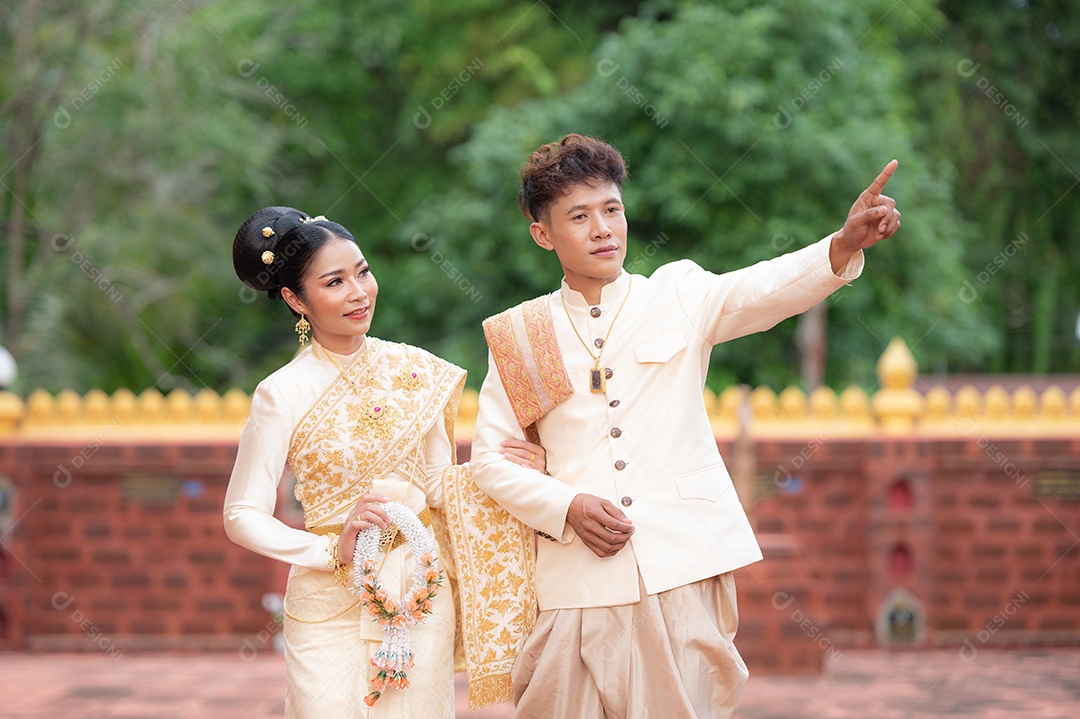 Casal Tailandês vestidos em traje tradicional da Tailândia