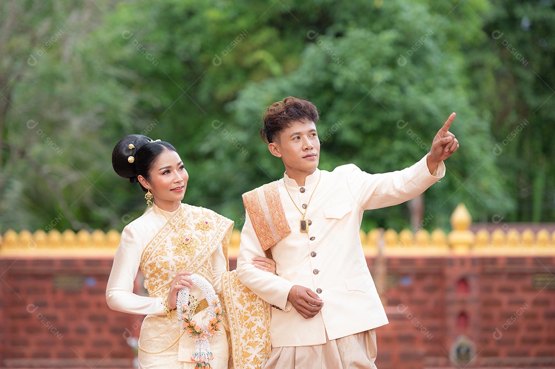 Casal Tailandês vestidos em traje tradicional da Tailândia
