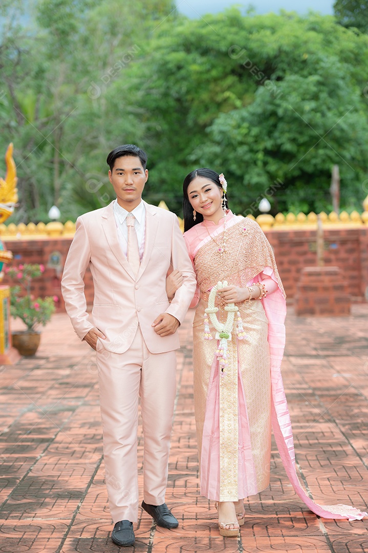 Casal Tailandês vestidos em traje tradicional da Tailândia