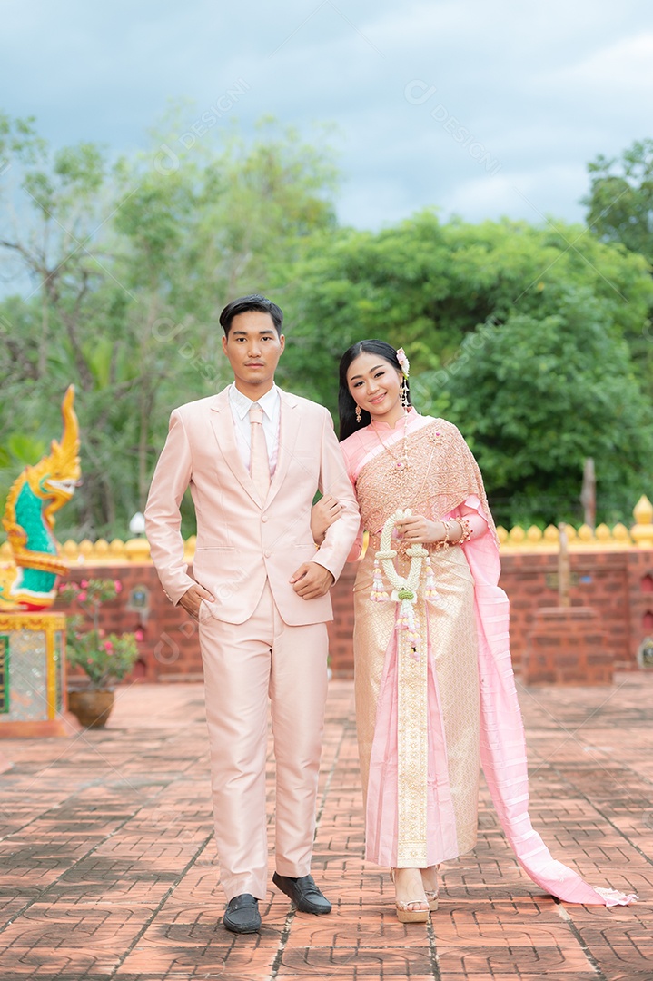 Casal Tailandês vestidos em traje tradicional da Tailândia