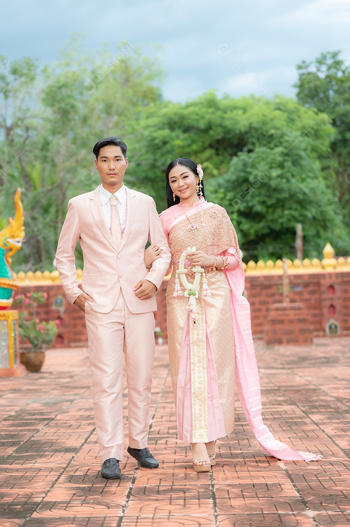 Casal Tailandês vestidos em traje tradicional da Tailândia