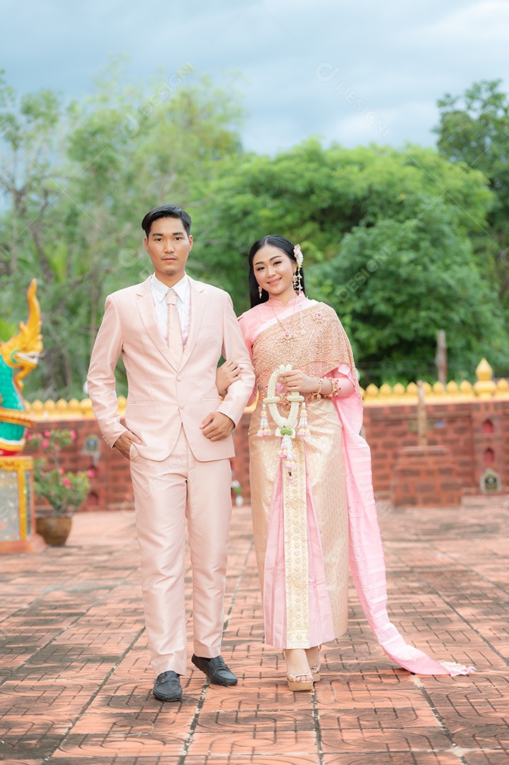 Casal Tailandês vestidos em traje tradicional da Tailândia