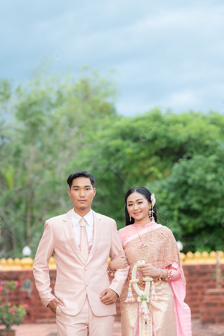 Casal Tailandês vestidos em traje tradicional da Tailândia