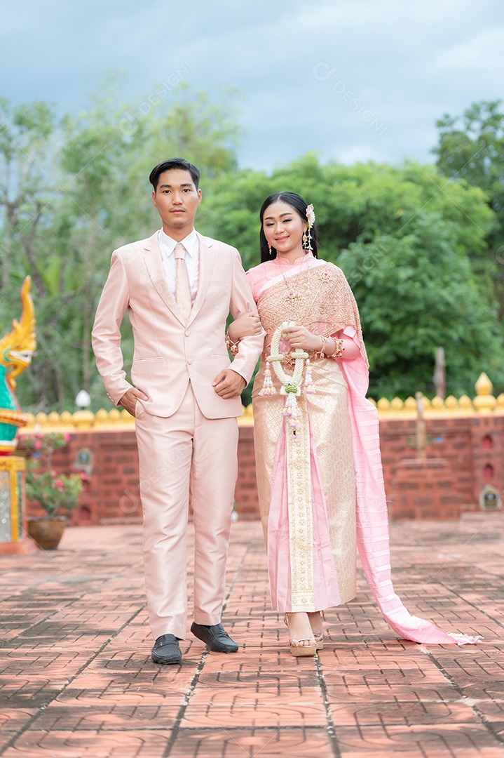 Casal Tailandês vestidos em traje tradicional da Tailândia