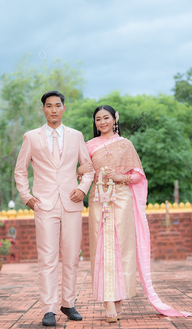 Casal Tailandês vestidos em traje tradicional da Tailândia