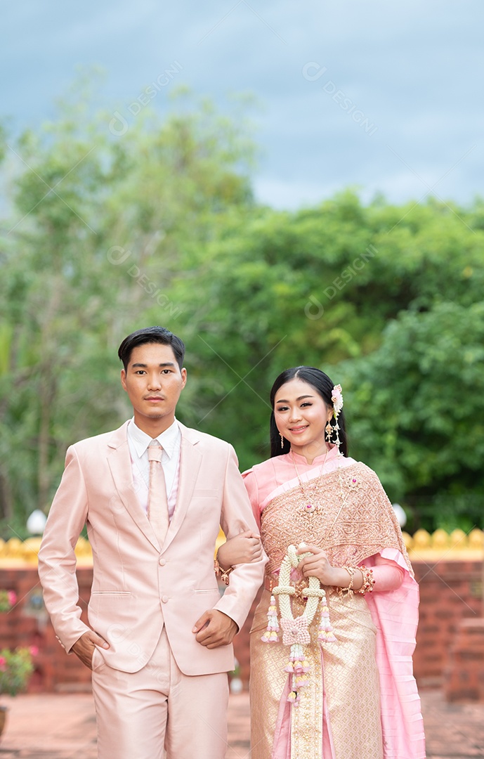 Casal Tailandês vestidos em traje tradicional da Tailândia