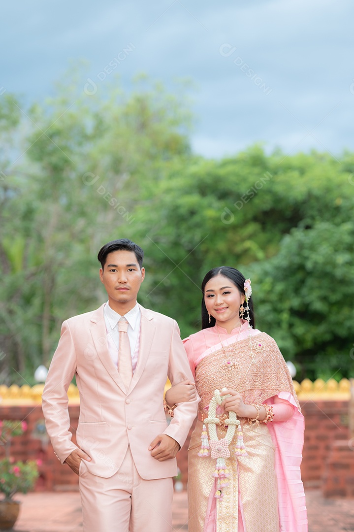 Casal Tailandês vestidos em traje tradicional da Tailândia