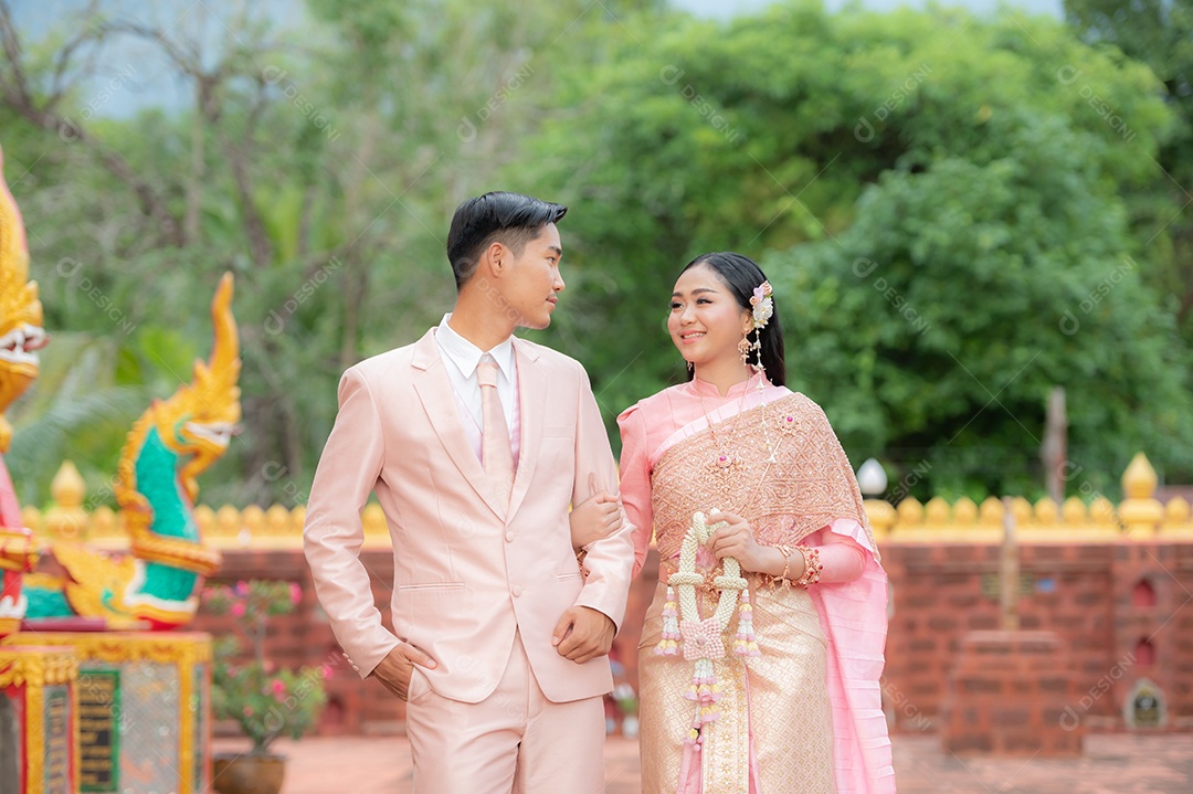 Casal Tailandês vestidos em traje tradicional da Tailândia