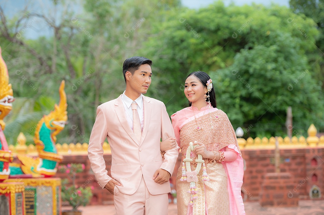 Casal Tailandês vestidos em traje tradicional da Tailândia