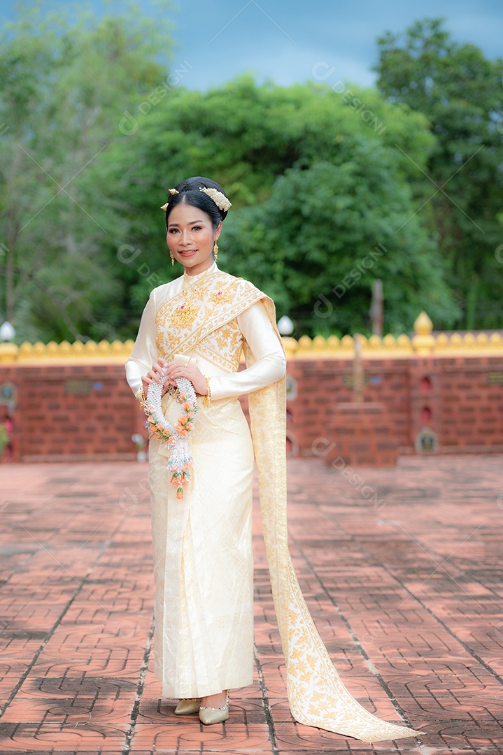 Mulher Tailandesa vestida em traje tradicional da Tailândia