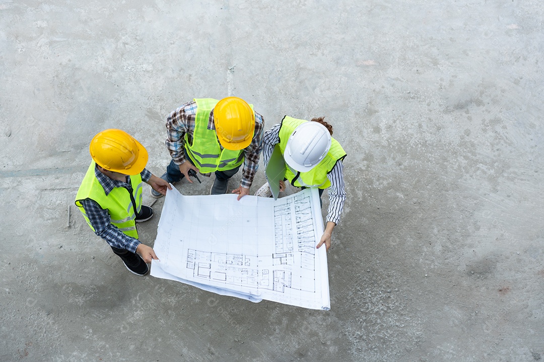 Vista superior de engenheiros e jovem arquiteta projeto de fábrica de construção