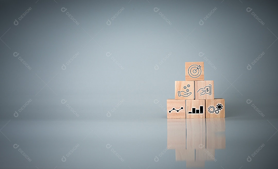 Empilhamento de bloco de cubo de madeira com ícone. Conceito de estratégia de negócios e plano de ação de meta.