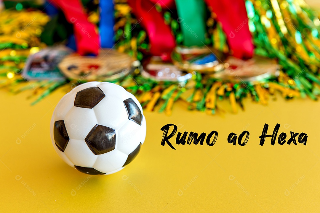 Copa do mundo, bola de futebol e medalhas em fundo amarelo