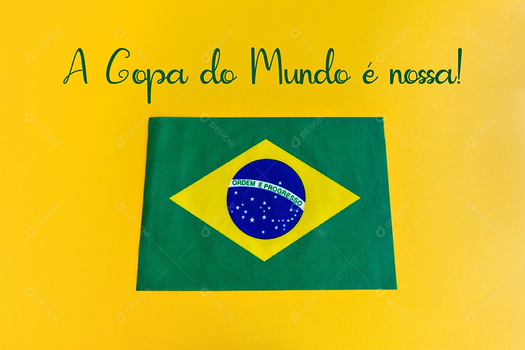 Bandeira brasileira em fundo amarelo