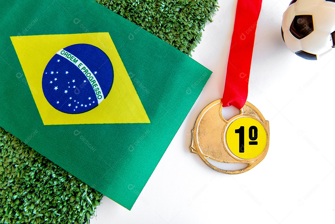 Medalha e bandeira brasileira em fundo branco