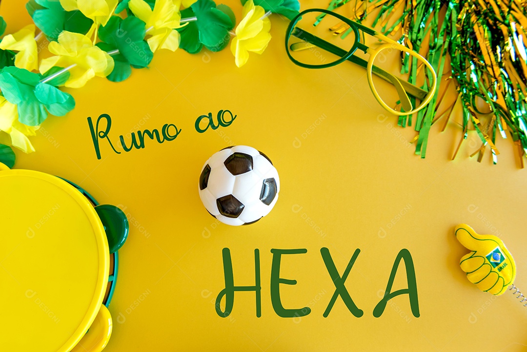 Bola de futebol e alguns itens de fãs brasileiros em fundo amarelo