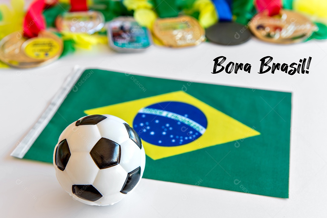 Bola de futebol, bandeira brasileira e medalhas em fundo branco