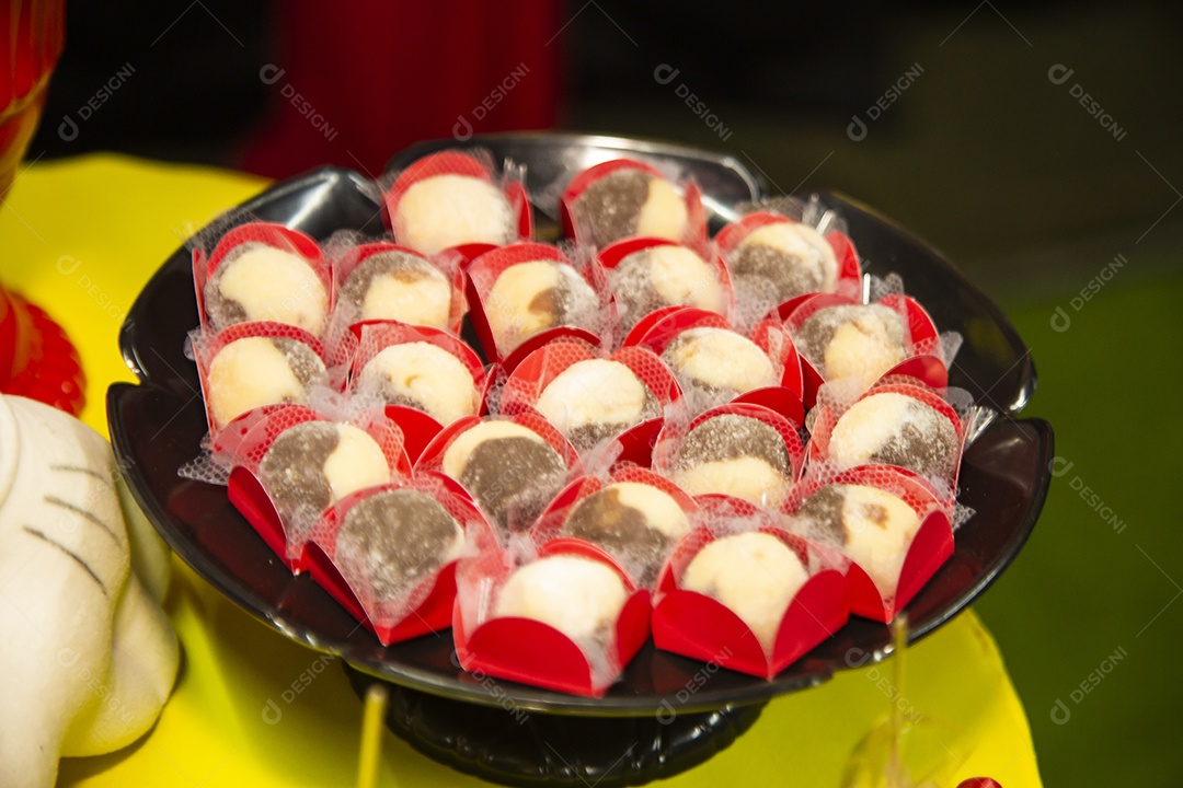 Doces sobre uma mesa de festa