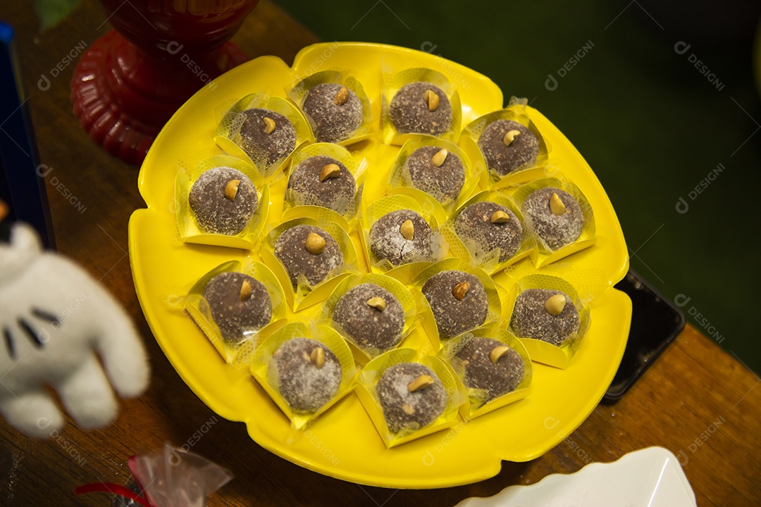 Doces sobre uma mesa de festa