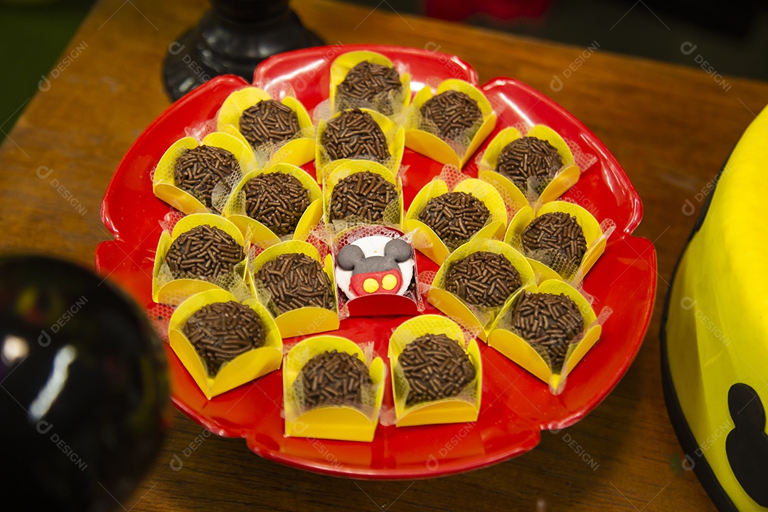 Doces sobre uma mesa de festa