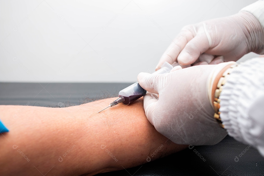 Enfermeira aplicando injeção medica