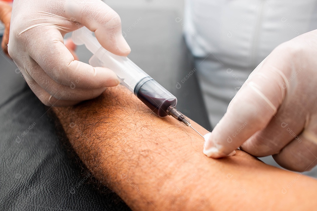 Enfermeira aplicando injeção medica