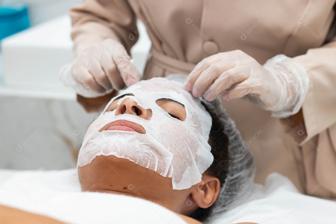 Mulher jovem fazendo limpeza de pele