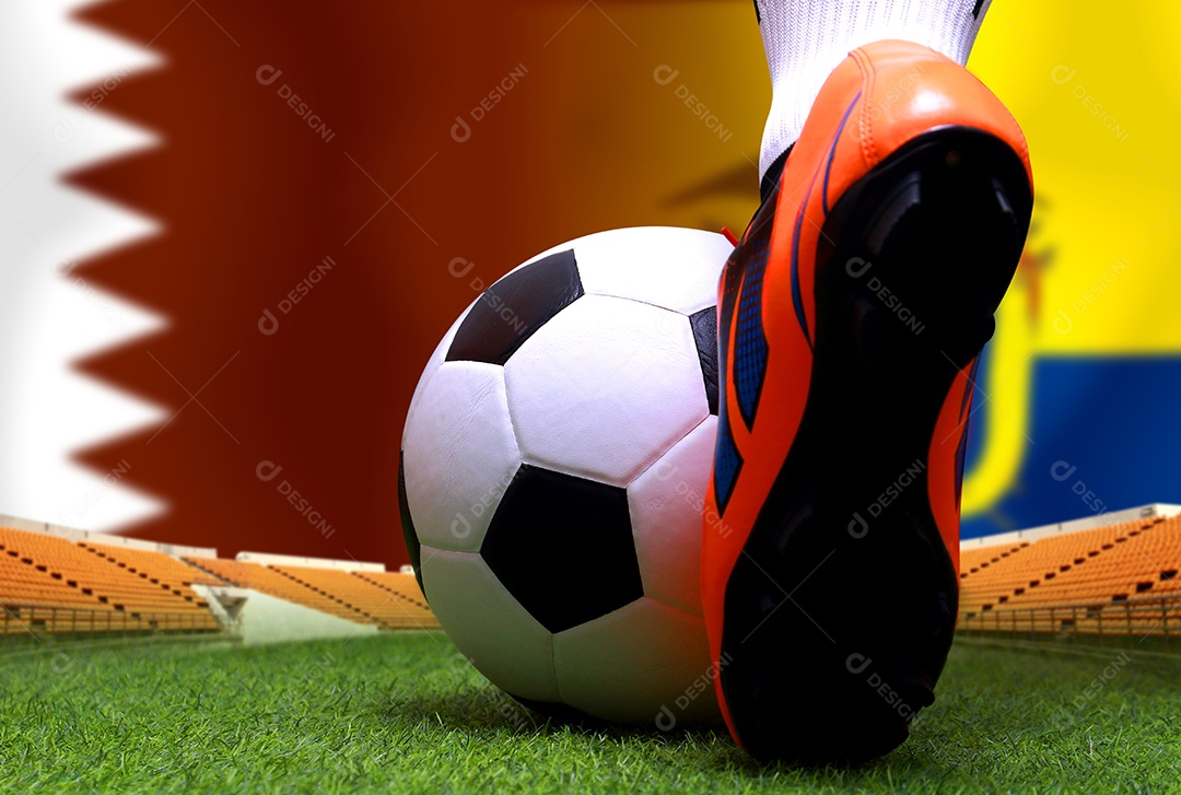 Pernas e os pés do jogador de futebol ou caminhada do jogador de futebol