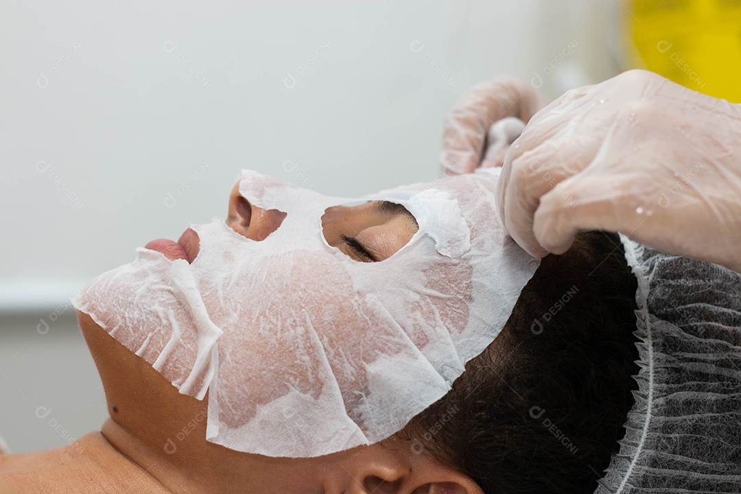 Mulher jovem fazendo limpeza de pele