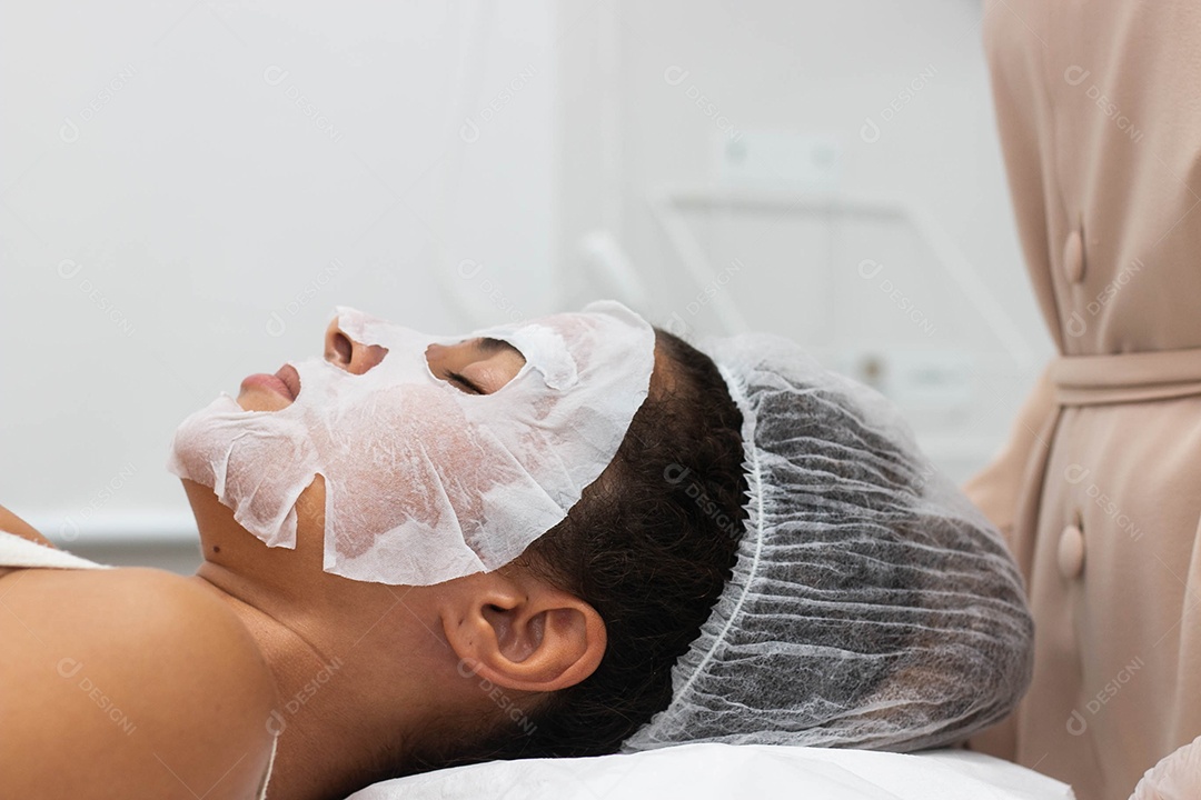 Mulher jovem fazendo limpeza de pele