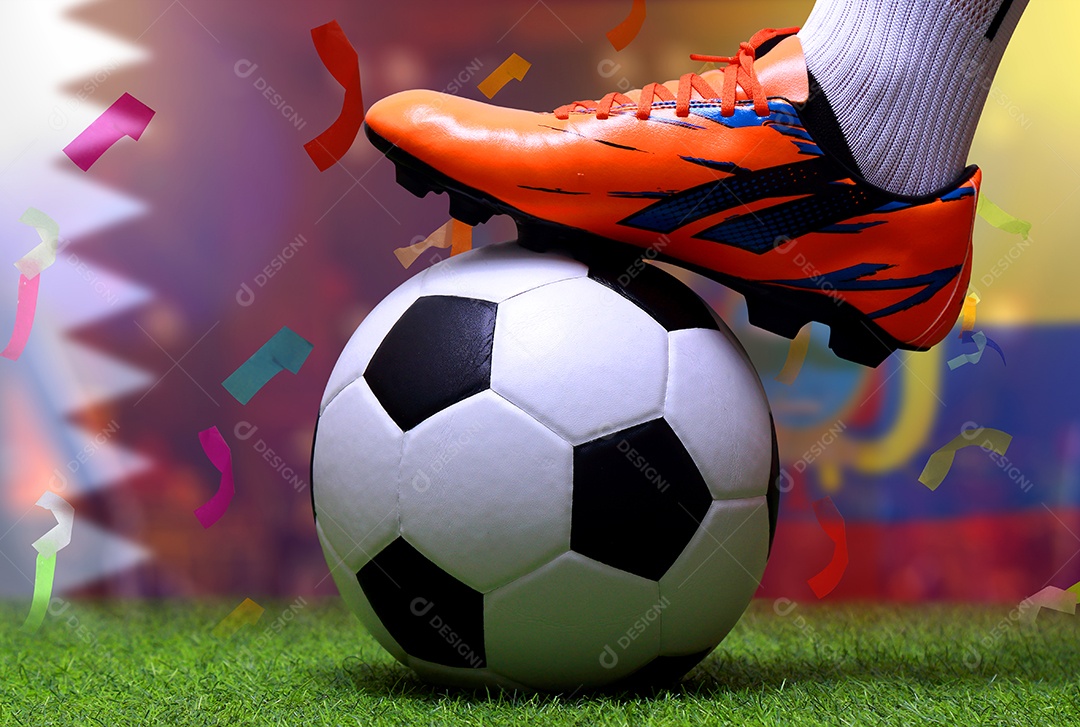 Pernas e os pés do jogador de futebol ou caminhada do jogador de futebol