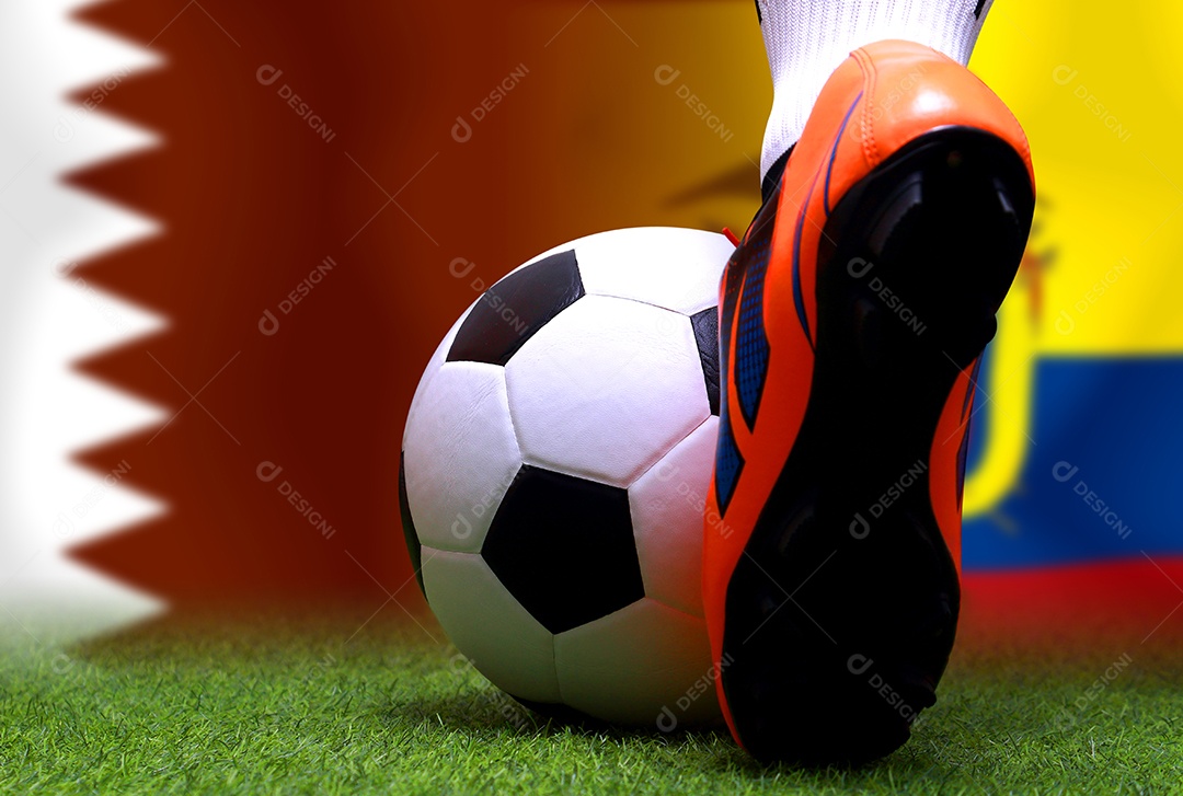 Pernas e os pés do jogador de futebol ou caminhada do jogador de futebol