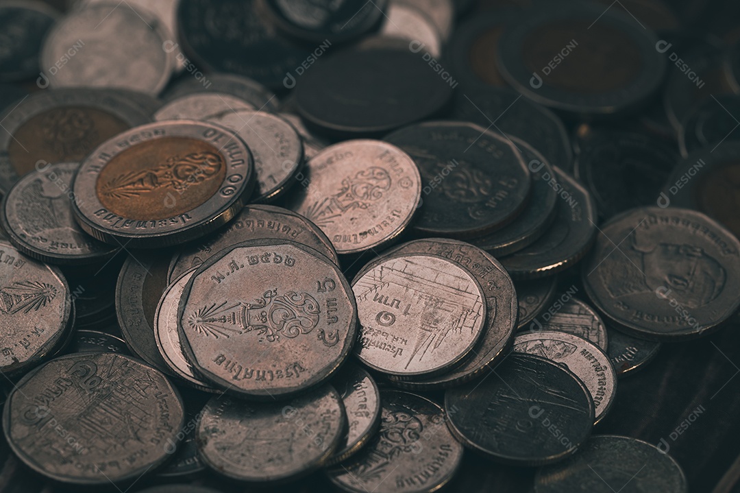 Conceito de investimento e juros de moedas de poupança, novo investimento