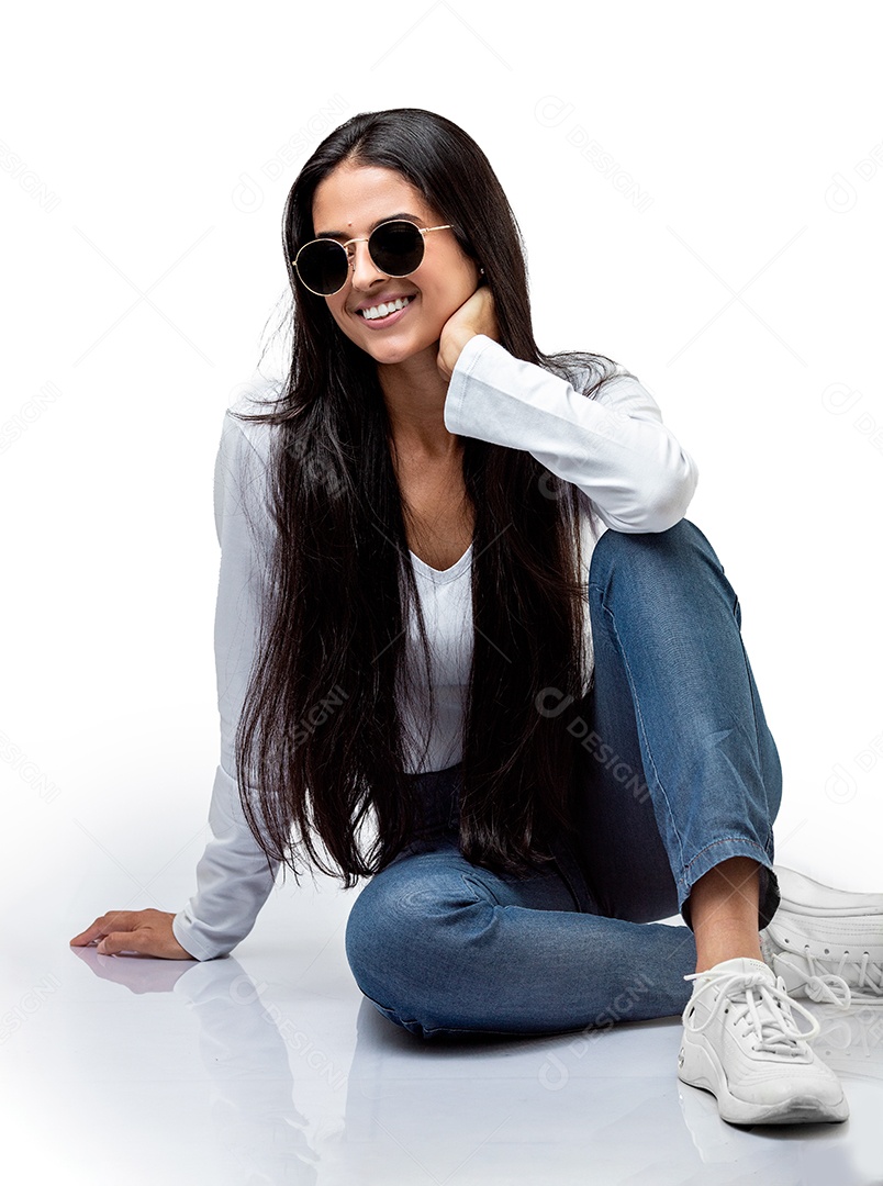 Linda mulher jovem pousando para fotos sobre fundo isolado branco