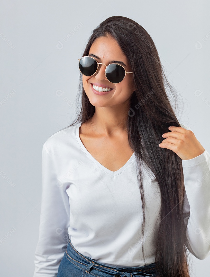 Linda mulher jovem pousando para fotos sobre fundo isolado branco