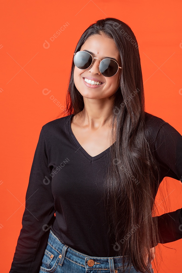 Linda mulher jovem pousando para fotos sobre fundo isolado vermelho