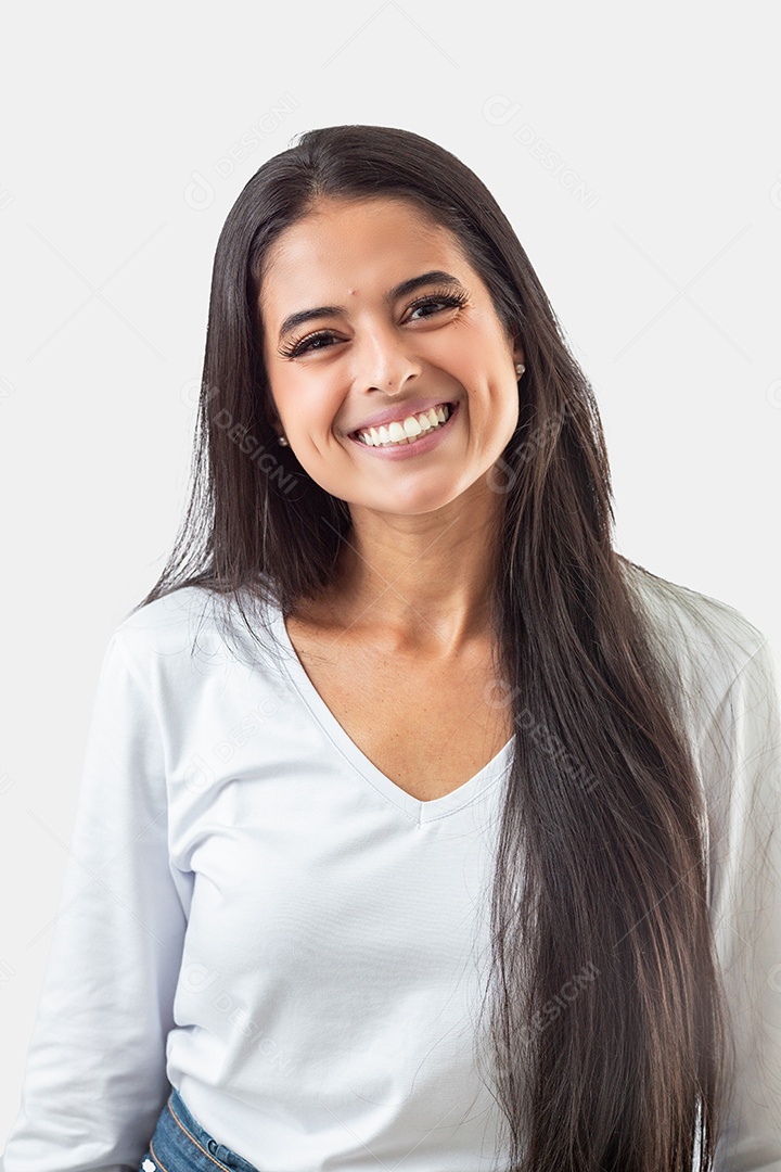 Linda mulher jovem pousando para fotos sobre fundo isolado branco